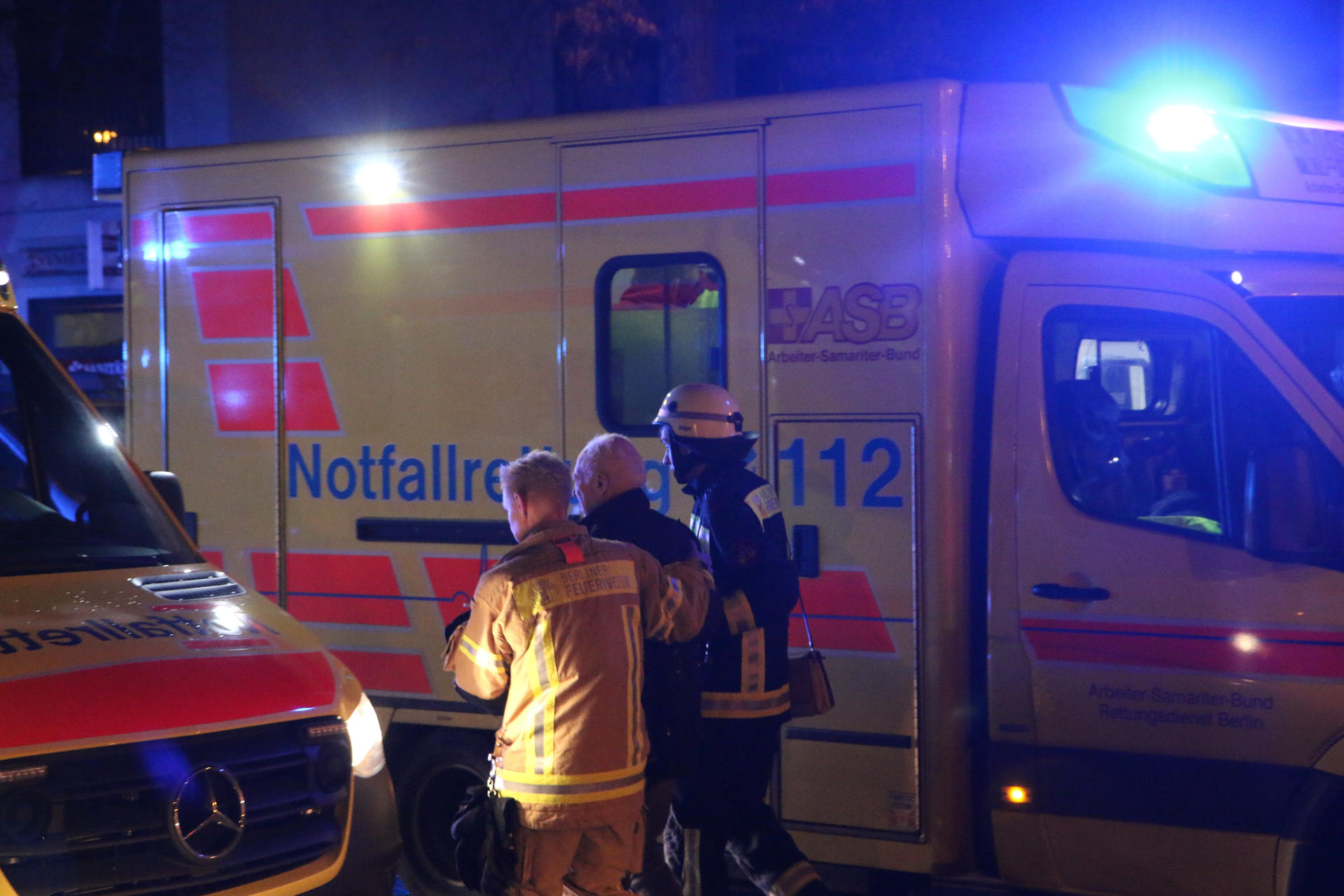 Feuerwehrleute kümmern sich um den Fahrer. Er wurde ebenfalls verletzt. 