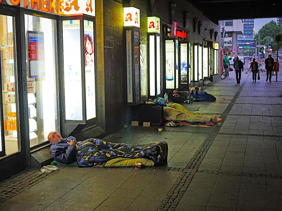 Obdachlose schlafen in der Berliner City.