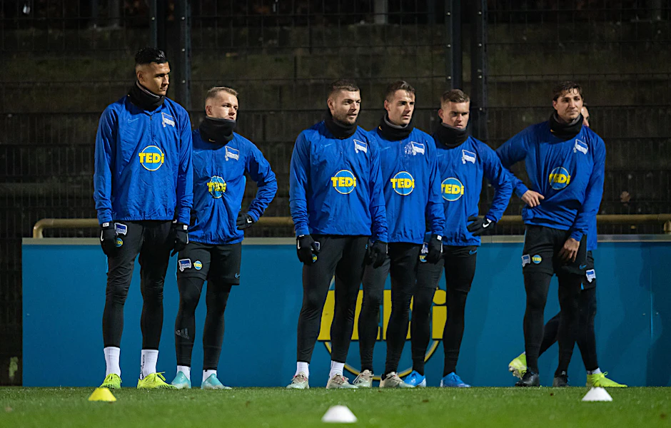 Waren trotz der sportlichen Misere auch schon besser gelaunt: (v.l.) die Herthaner Selke, Köpke, Esswein, Klünter, Mittelstädt und Stark.