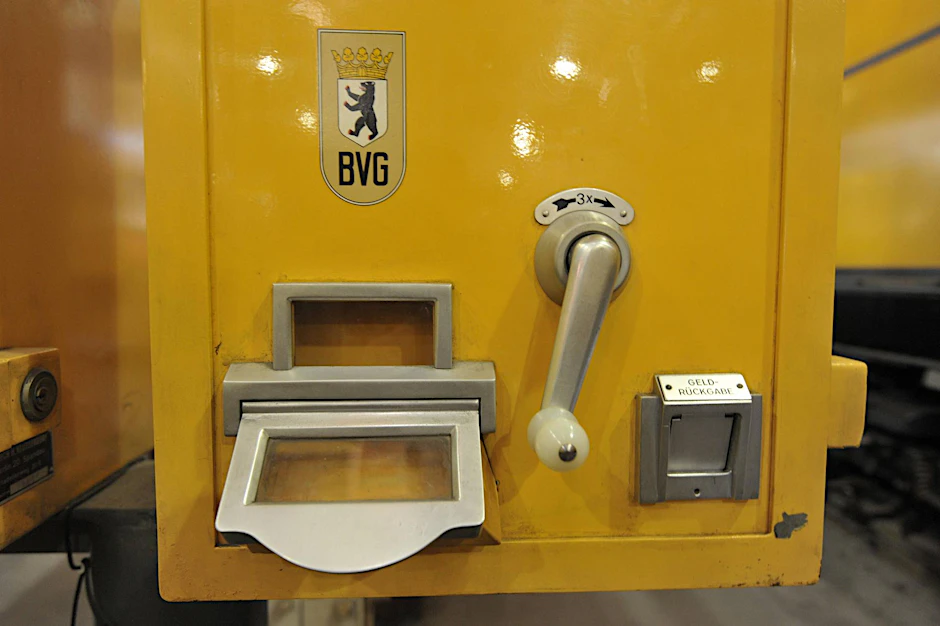 Ein alter BVG-Fahrkartenautomat.