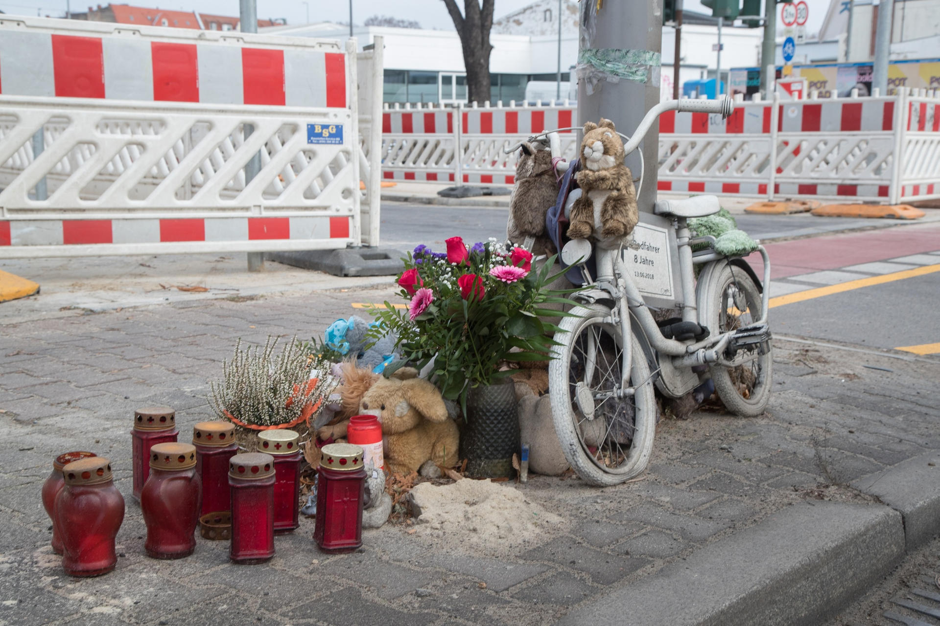 Am Brunsbütteler Damm erinnert ein weißes Fahrrad an Constantin. 