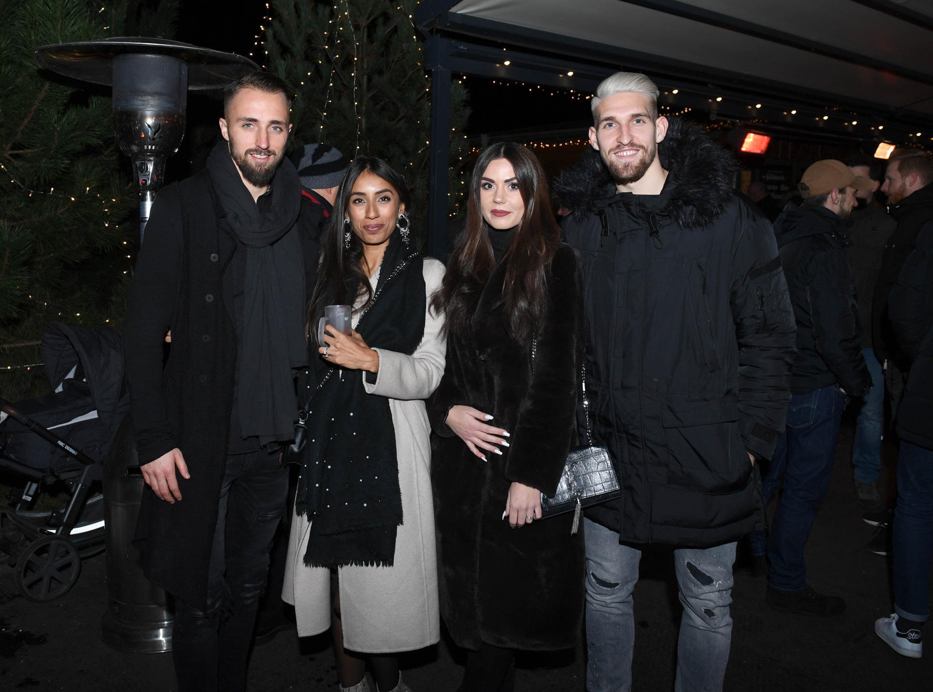 Florian Hübner und seiner Frau Reshma und Robert Andrich (r.,), noch immer frisch vermählt mit seiner Alicia.