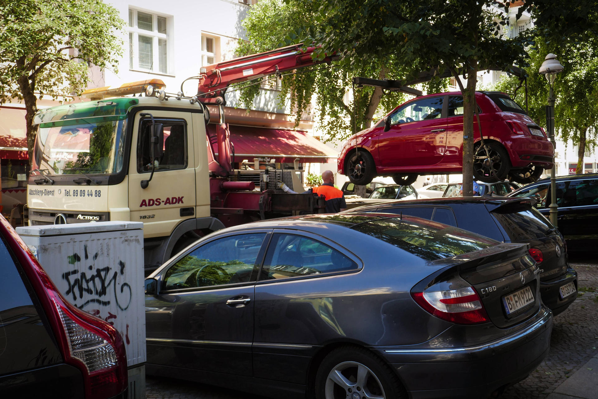 Wer in der zweiten Reihe parkt, muss bis zu 100 Euro Strafe zahlen. 