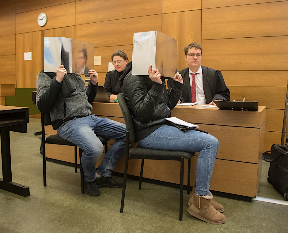 Betrug in 92 Fällen. Das angeklagte Pärchen wurde gestern zu Haftstrafen auf Bewährung verurteilt.