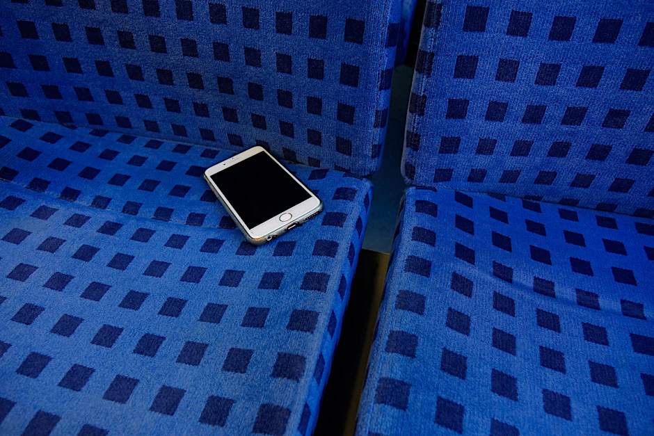 Ein verlorenes Handy in der Regionalbahn.
