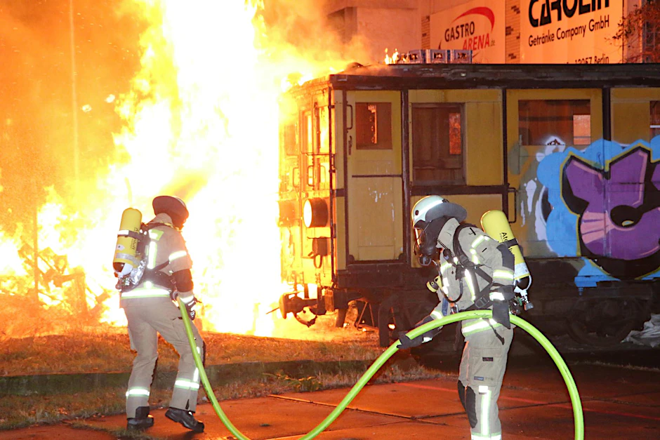 Bei einem Feuer in Neukölln ist ein historischer U-Bahnwagen stark beschädigt worden. 