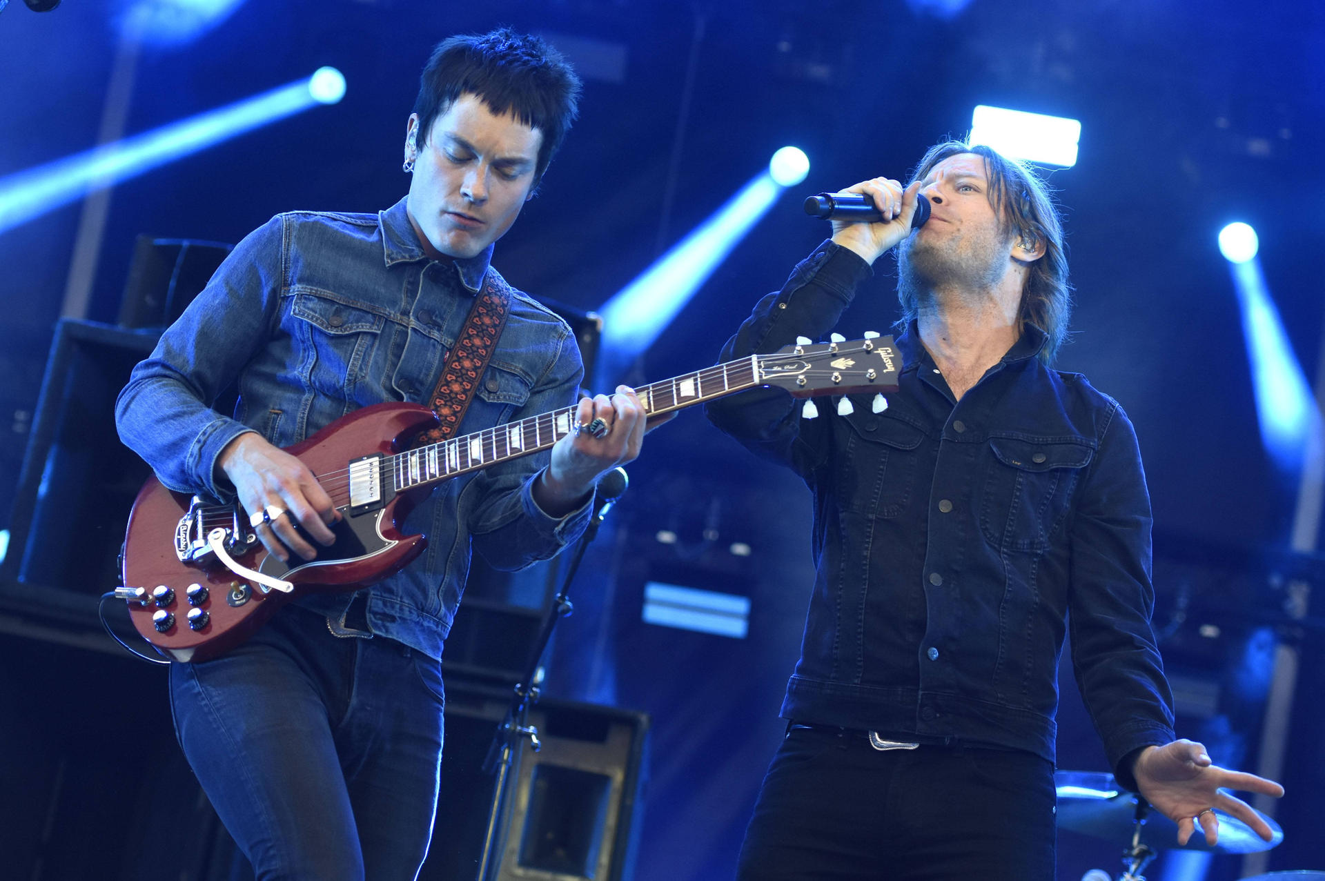 Die Schweden-Rocker Mando Diao heizen auf der Festmeile ein.