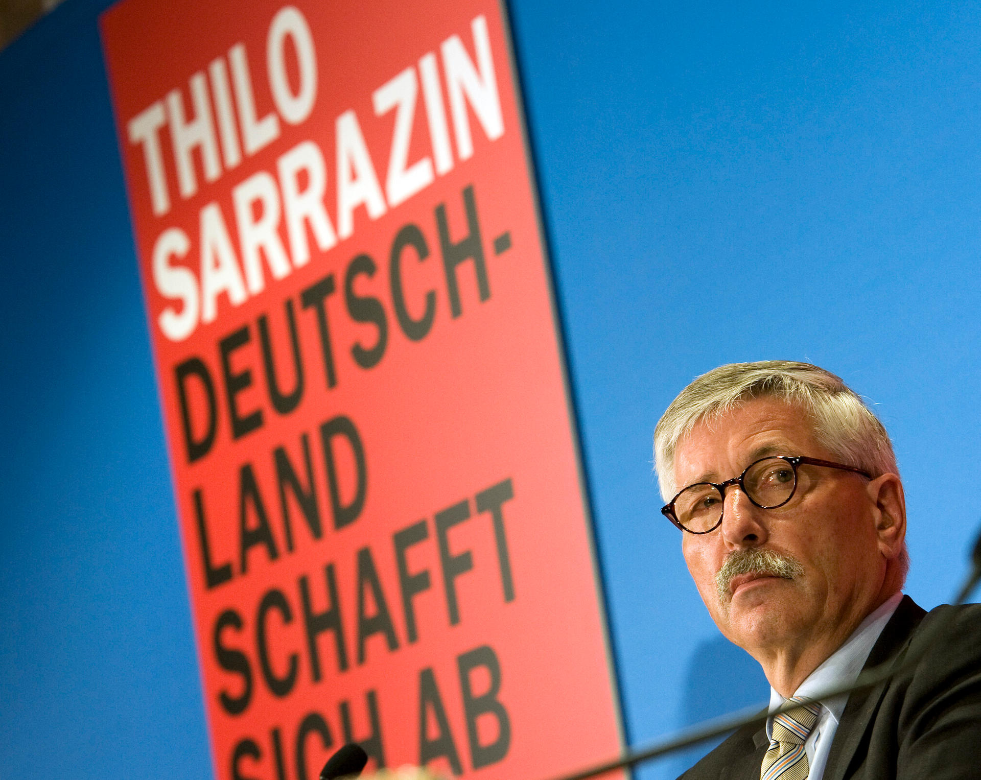 Thilo Sarrazin während einer Pressekonferenz zu seinem Buch "Deutschland schafft sich ab".
