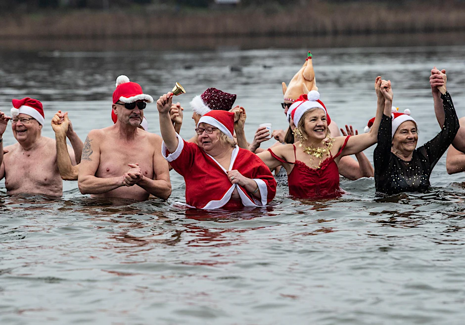 Weihnachtsschwimmen der Berliner Seehunde im Orankesee.