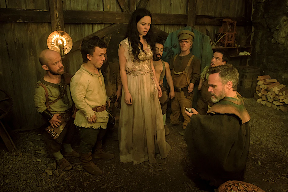 Die Zwerge Gloin (Pavel Ponocny), Ori (Peter Gatzweiler), Jari (Jona Bergander), Ginarr (Michal Tuma), Fili (Cem Aydin), Thekk (Mick Morris Mehnert) und Bömburr (Peter Brownbill) wollen Schneewittchen (Tijan Marei) vor der Königin schützen.