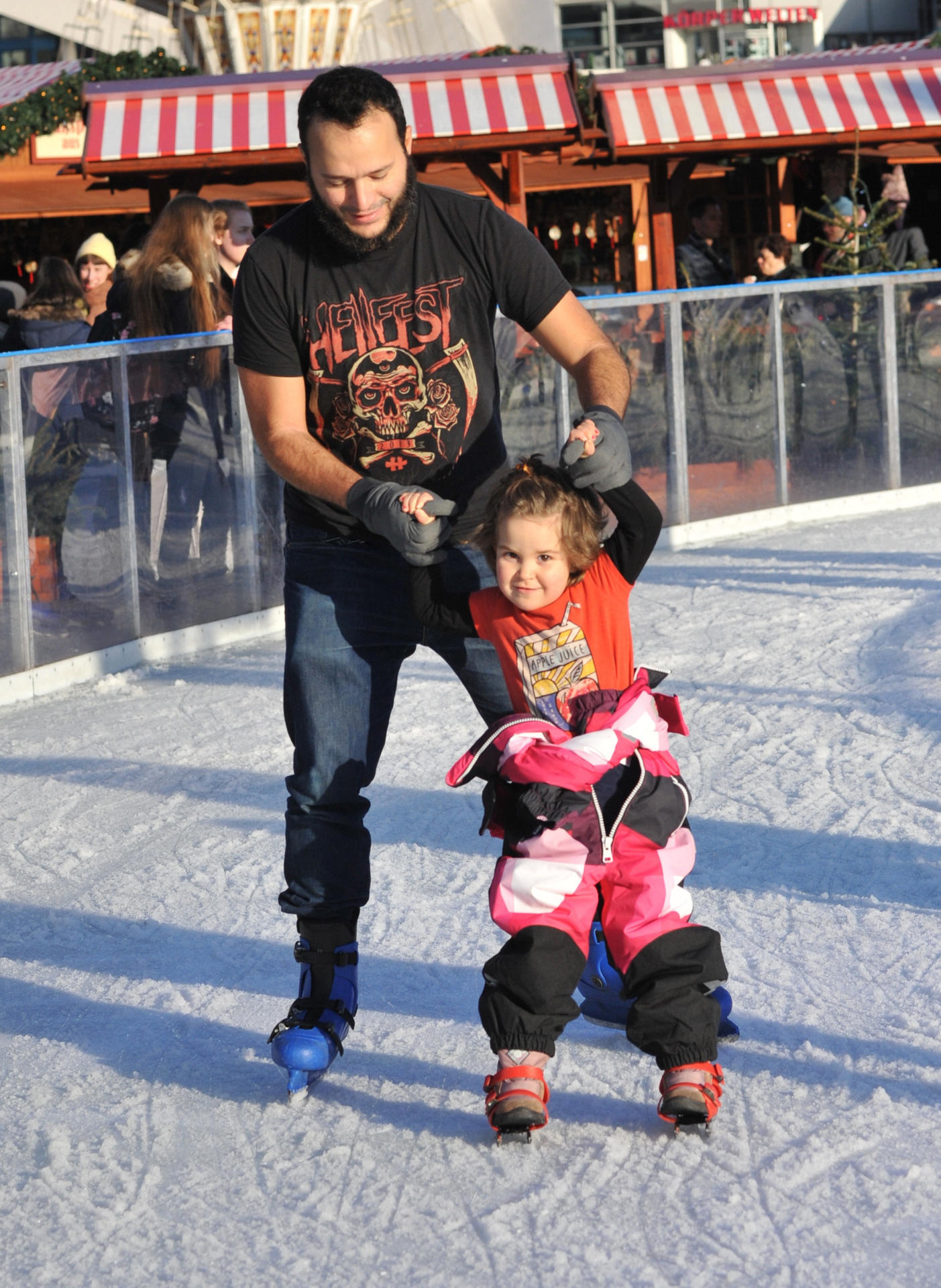 Mila dreht mit Papa Ronaldo ihre Runden auf der Eisbahn. Die Dreijährige wünscht sich nichts sehnlicher als eine Babypuppe mit Haarspange. Weil sie noch nicht schreiben kann, haben ihre Eltern sie beim Einkaufsbummel genau beobachtet. Bei den Puppen wurde Klein-Mila schwach. 