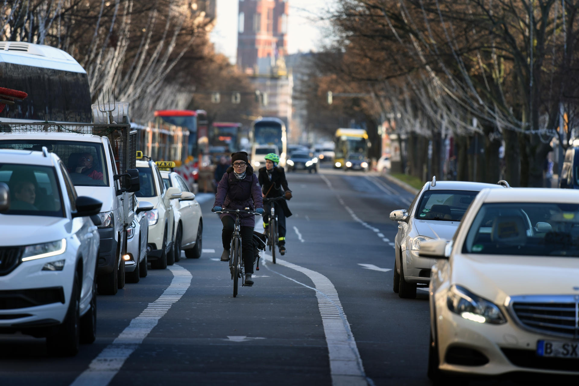 Aufpassen! Noch trennt keine Schwelle den Radfahrstreifen ab.