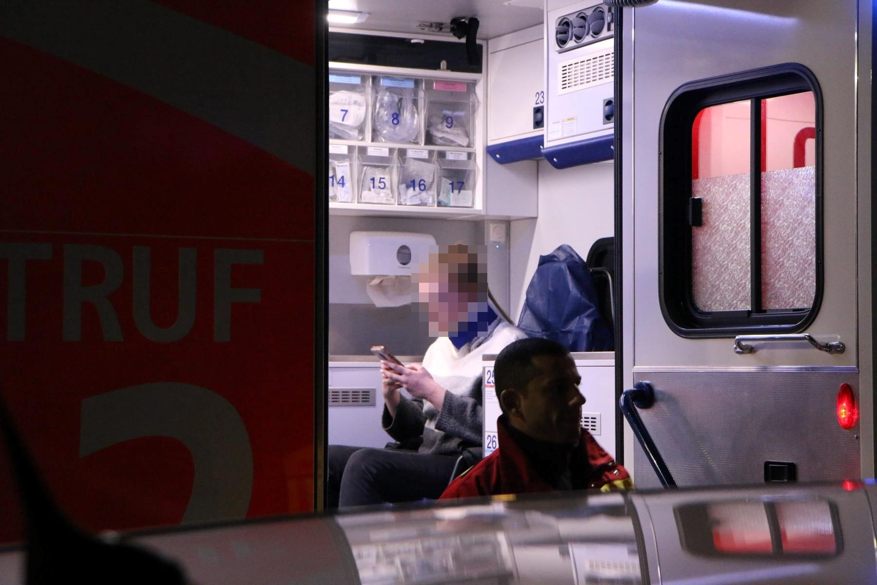 Die Freundin (21) muss am Kopf und an den Knien behandelt werden.