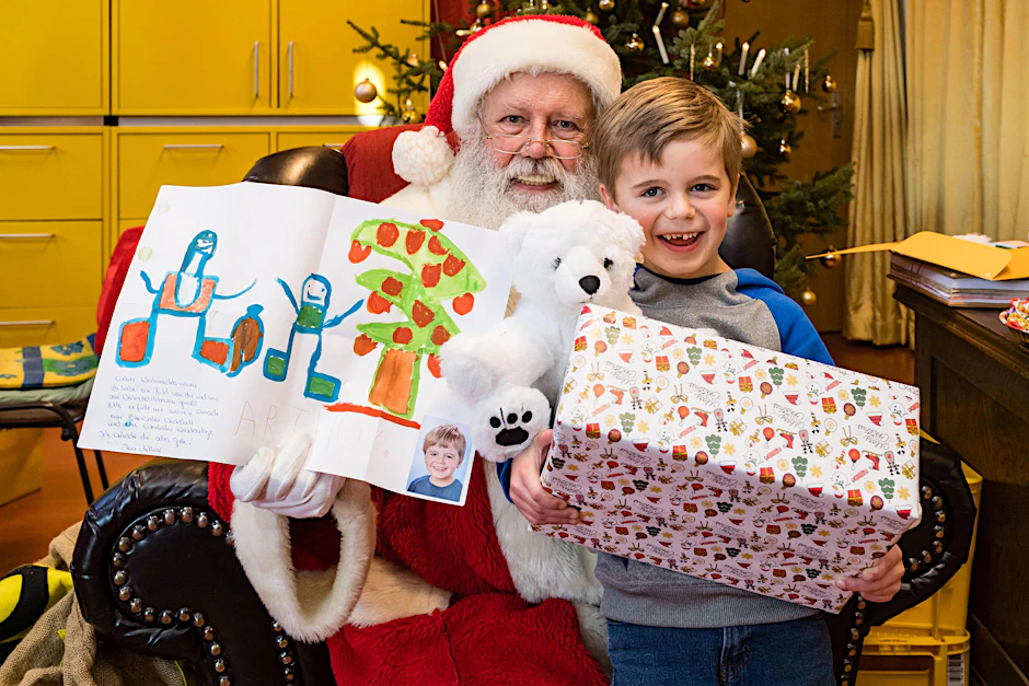 Arthur aus Potsdam hat sich beim Weihnachtsmann in Himmelpfort ein Geschenk abgeholt. Sein Wunschzettel war besonders schön. Neun weitere Kinder waren gestern in die himmlische Postfiliale eingeladen. Arthur wünscht sich in diesem Jahr eine Eisenbahnwerkstatt und eine Eisenbahn-Waschanlage.  