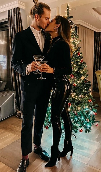 Sophia Thomalla hat sich für ihr Weihnachtsfoto mit Freund Loris Karius in eine enge Latexhose geschmissen.