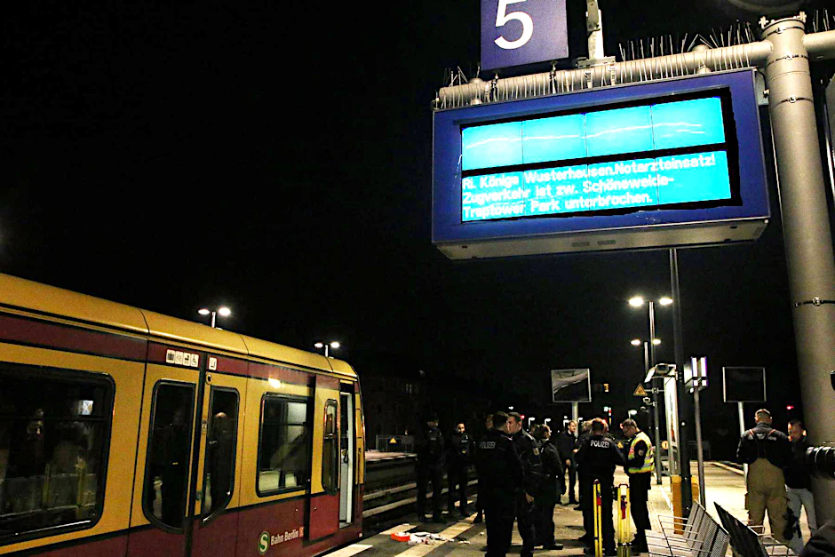 Polizeibeamte und Techniker am Unglücksort