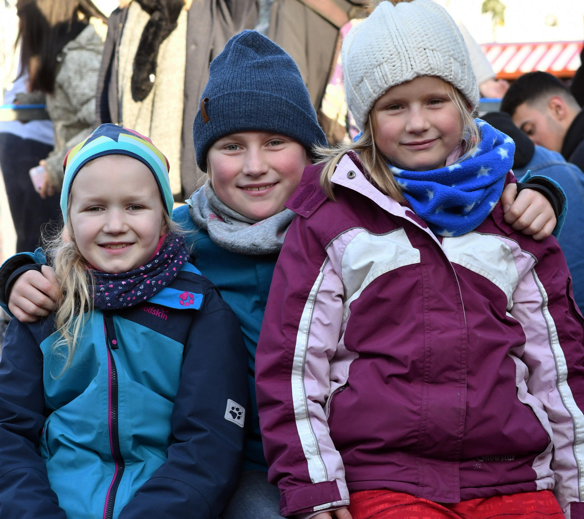 Die drei Mädels Nieke (8), Emilia(9) und Luka (7) haben unterschiedliche Wünsche. Nieke freut sich über Schleich-Feen. Emilia ist Harry Potter Fan und hätte gern neinen Tarnumhang. Luka wünscht sich ein Drachenei. Und eine Schlittenfahrt mit dem Weihnachtsmann. 
