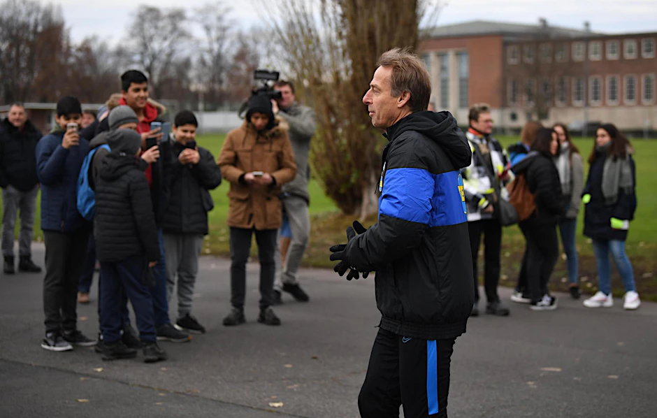 Jürgen Klinsmann auf dem Weg zum Hertha-Training.