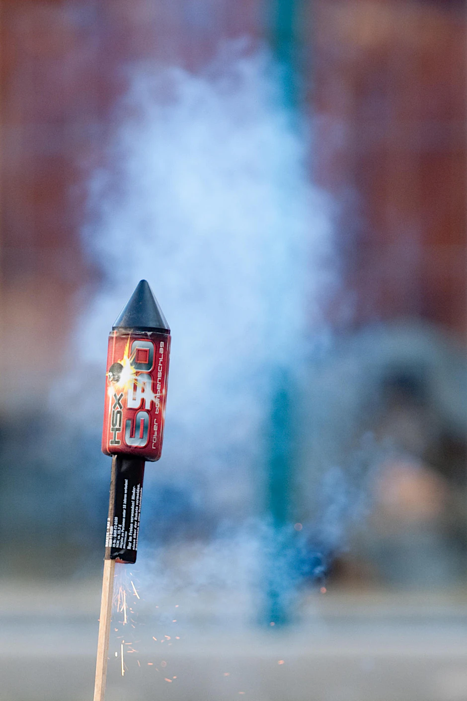 Raketen sollten immer aus einer fest in einem Getränkekasten stehenden Flasche abgeschossen werden.