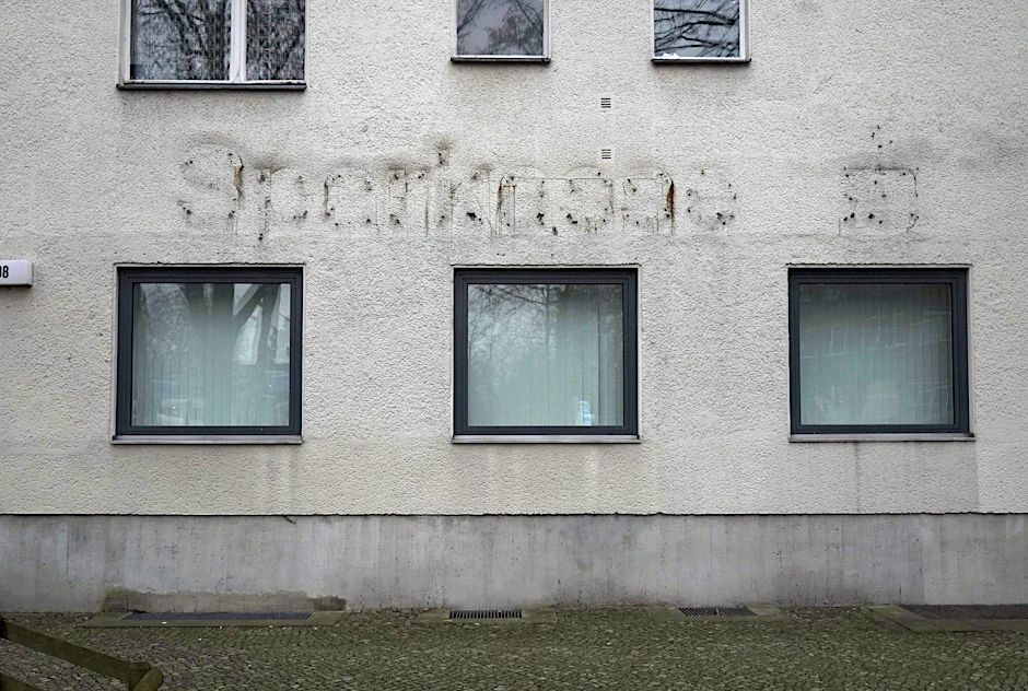 Eine ehemalige Sparkasse in der Nähe des Tempelhofer Feldes. Die Umrisse des abmontierten Logos sind noch zu erkennen. 