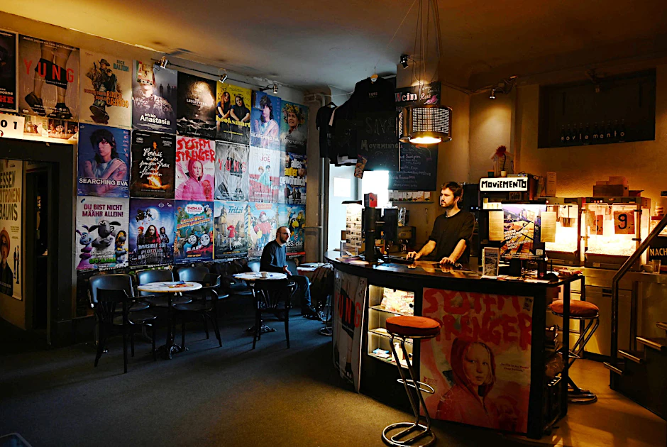 Bar und Bistro-Tische fürs gemütliche Warten. 