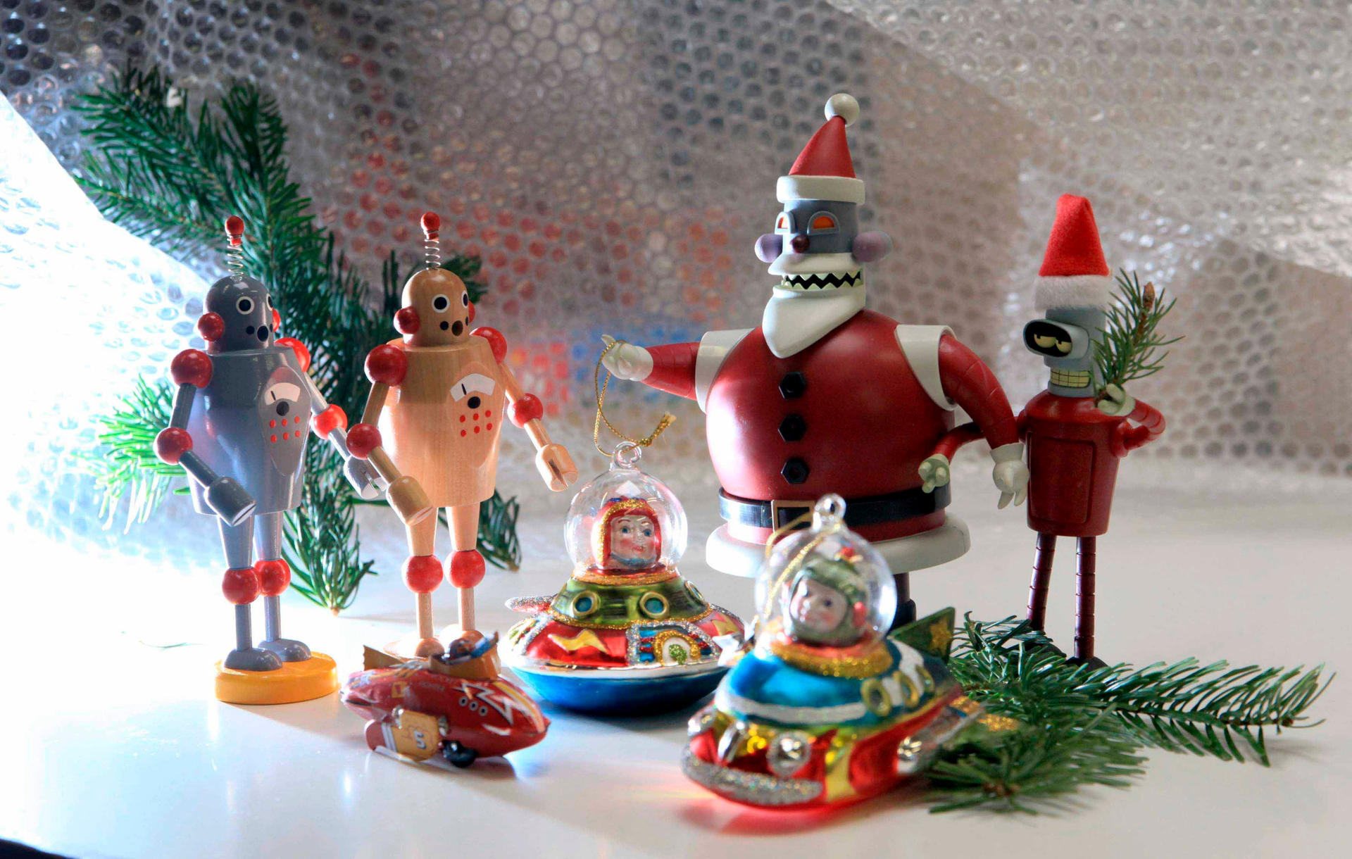 Weihnachtliche Roboter warten auf Käufer. 