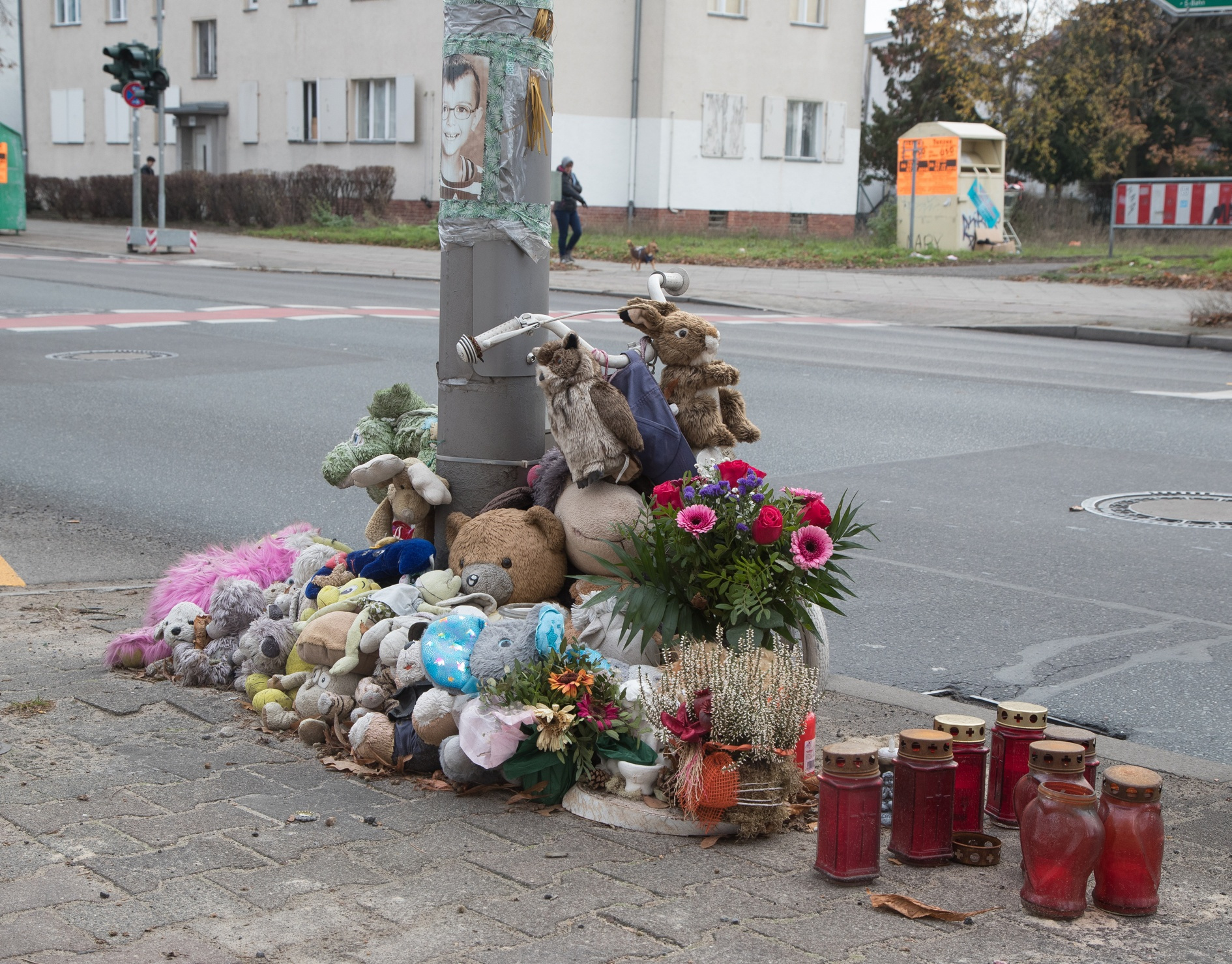 Der Brunsbüttler Damm: Teddys und Kerzen stehen dort, wo das Kind starb.