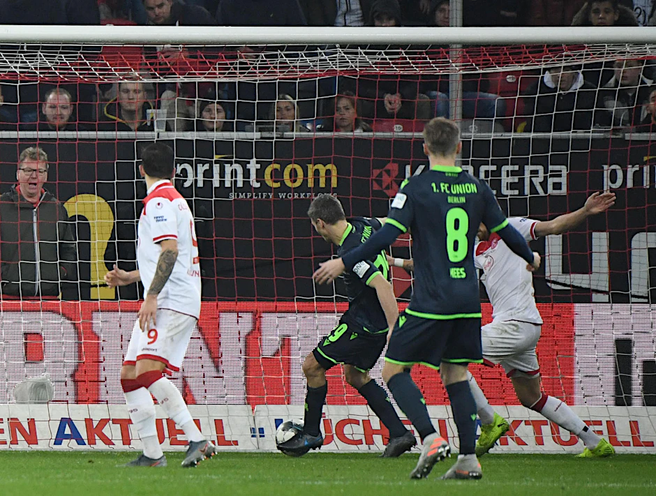 Michael Parensens (M.) erstes Bundesliga-Tor zum 1:1 bringt leider keinen Punkt.