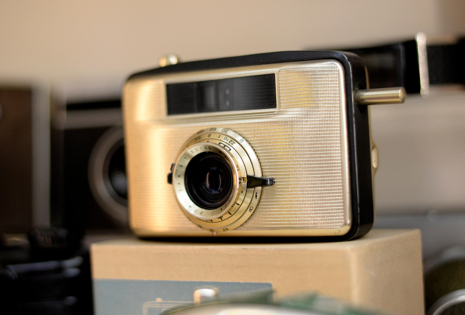 Penti-Kamera aus goldeloxiertem Aluminium. Die erste Selfie-Kamera der DDR. 