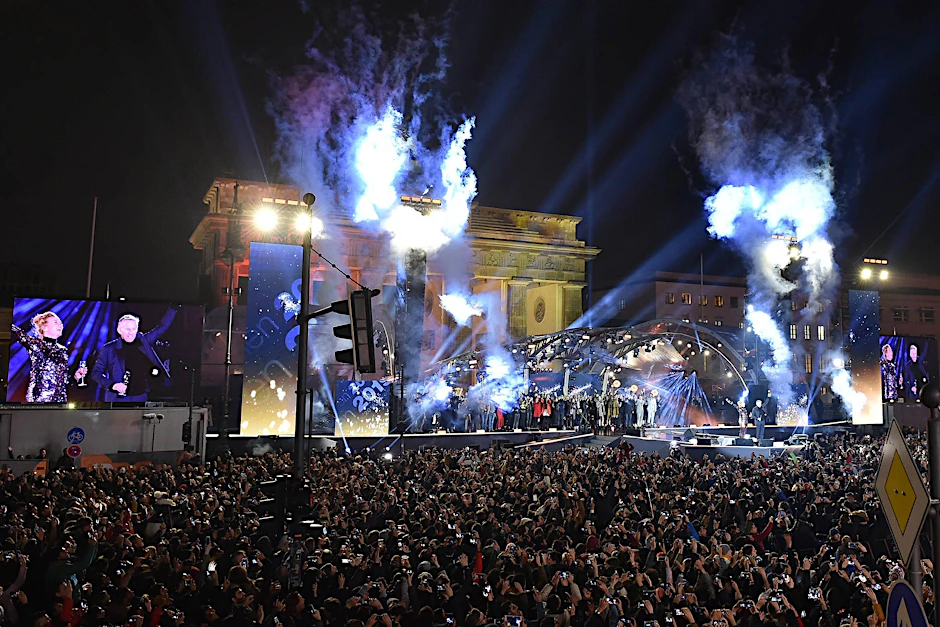 Die größte Party: Hunderttausende werden auf der Festmeile am Brandenburger Tor erwartet. 