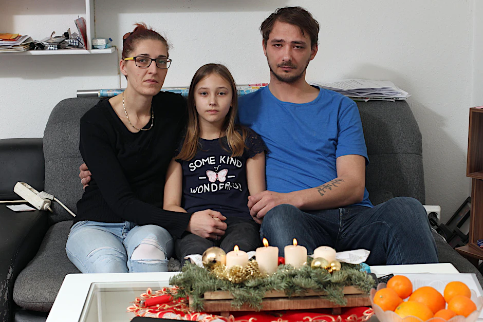 Jennifer und Mathias Kocerka (34 und 36) in ihrer Wohnung in Bernau. In der Mitte: Die älteste Tochter Phoebe (10). 