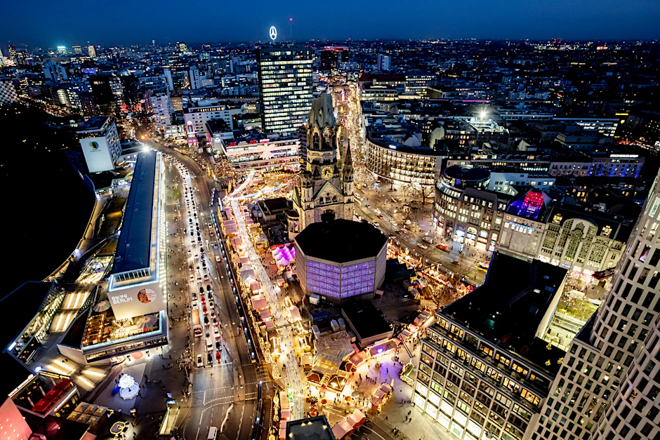 Der Weihnachtsmarkt am Breitscheidplatz aus der Luft.