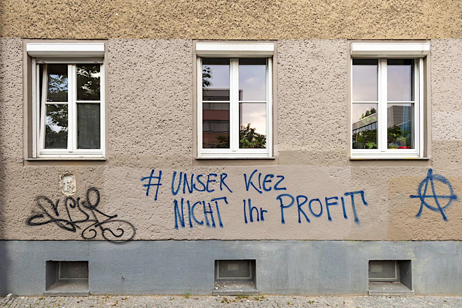 Graffiti sprechen eine eindeutige Sprache – gegen Investorengier und gegen Profit.