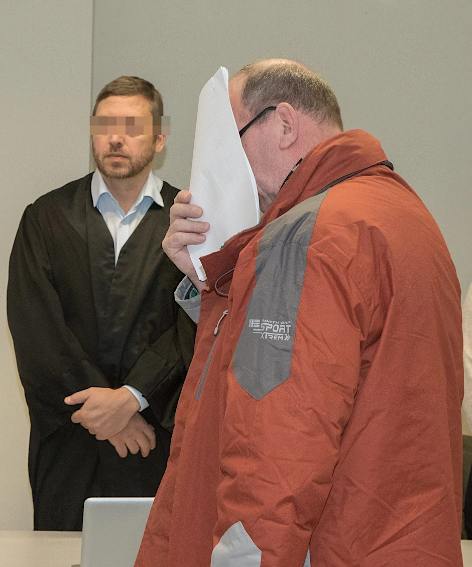 Der Lkw-Fahrer Lorenz K. betritt mit seinem Anwalt den Gerichtssaal. Der Neuköllner erhielt eine Bewährungsstrafe.