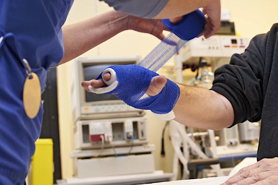 Eine lädierte Hand wird verbunden – die typische Böllerverletzung. 