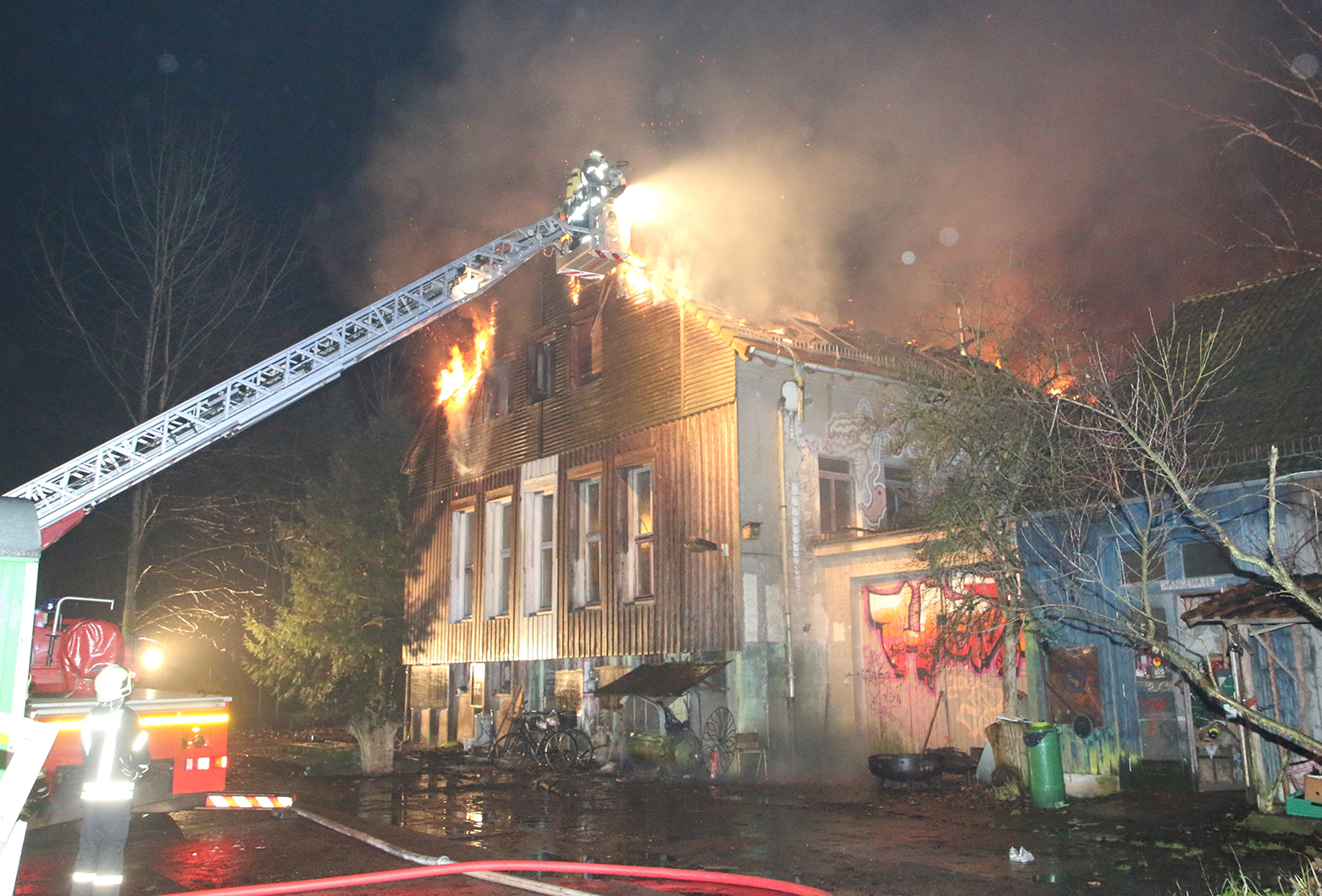 Die Feuerwehr versucht, das riesige Feuer von einer Drehleiter aus zu löschen.