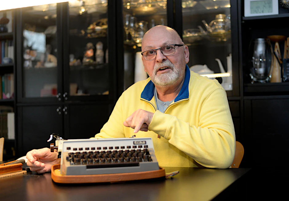 Günter Höhne (76) und Schreibmaschine „Erika“, entworfen vom Gestalter der Weltzeituhr Erich John.  