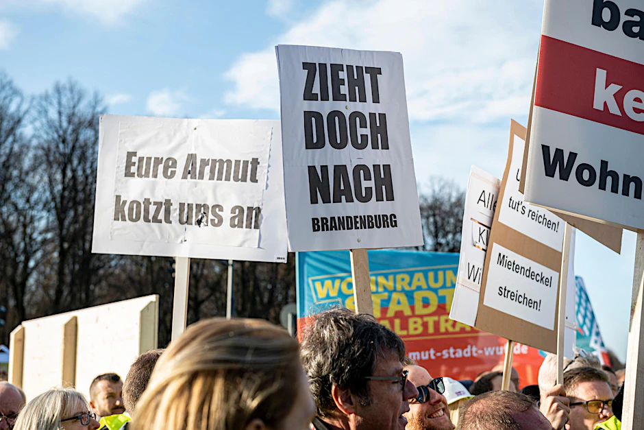 Kundgebung eines Bündnisses der Berliner Bau- und Wohnungswirtschaft gegen den Mietendeckel. Angesichts mancher Transparente hatten sich wohl einige Kritiker der Demo unter die Teilnehmer gemischt.