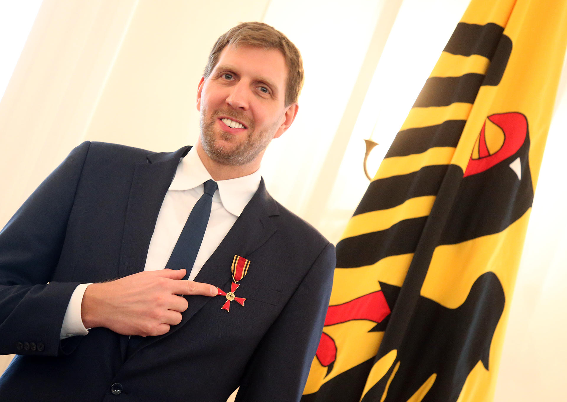 Image - Berliner Schloss Bellevue: Dirk Nowitzki erhält Bundesverdienstkreuz für soziales Engagement