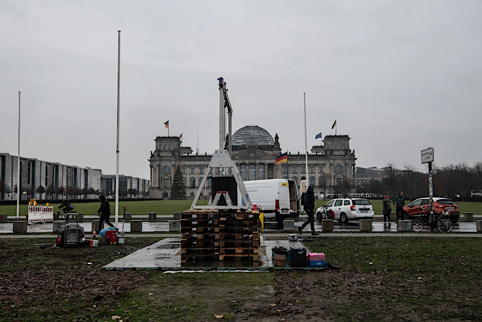 Die Installation hatten die Aktivisten abgebaut, die Stahlsäule - inzwischen einbetoniert - stand aber weiterhin vor dem Reichstag.