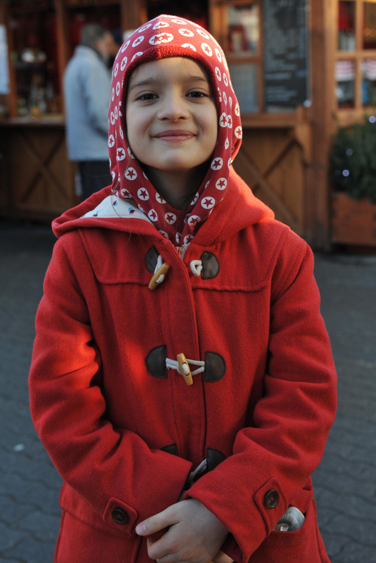 Klara aus Berlin-Mitte ist neun Jahre alt und weiß genau was sie will. Dicke und bunte Filzstifte – die braucht sie nämlich für die Schule. Auf einer Liste für das Weihnachtsfest hat sie ihre Wünsche formuliert. Einen Besuch beim Roncalli Weihnachtszirkus oder bei der Show Cavalluna fände Klara richtig stark. 
