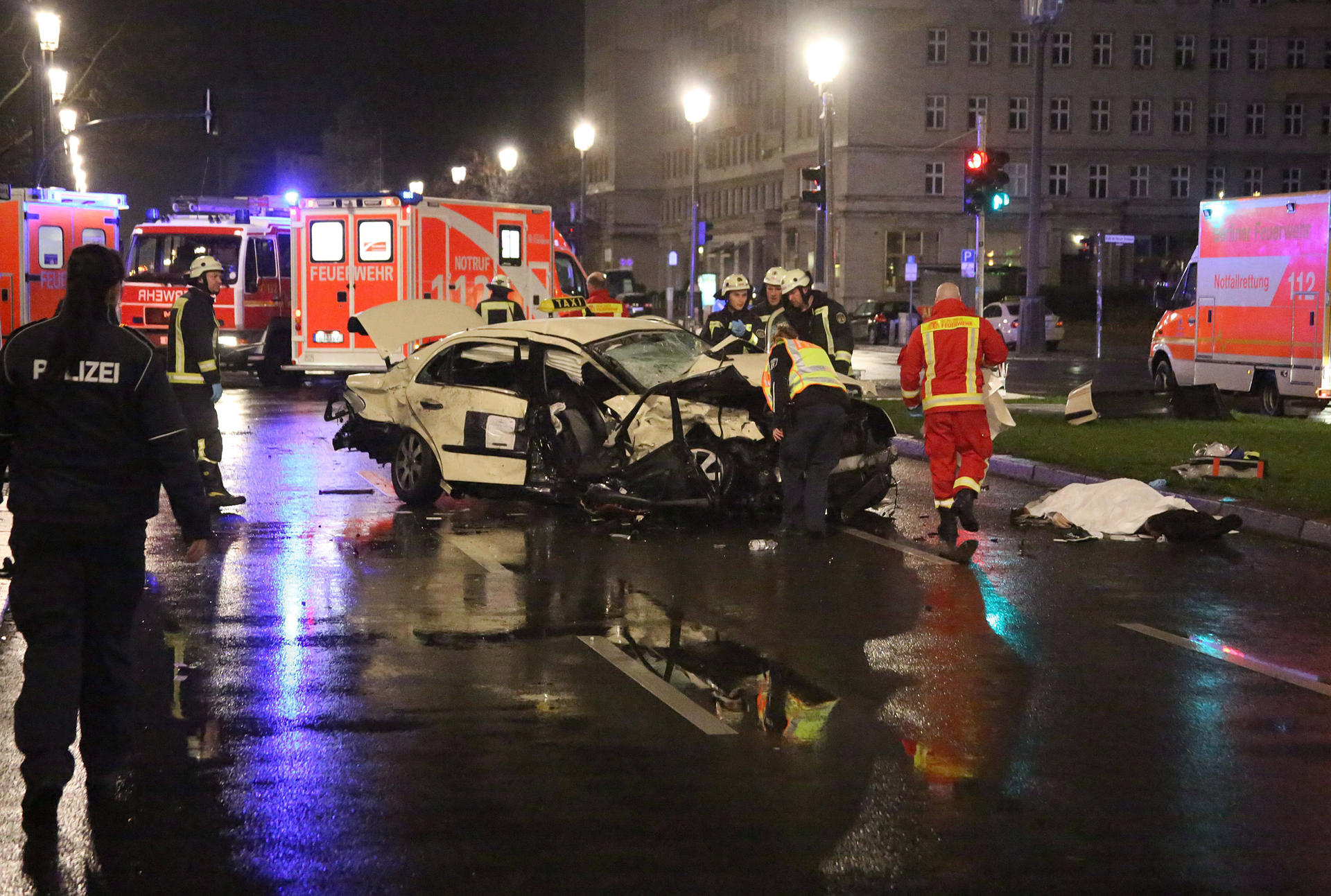 Bei einem Raserunfall in der Karl-Marx-Allee stirbt ein Mann.