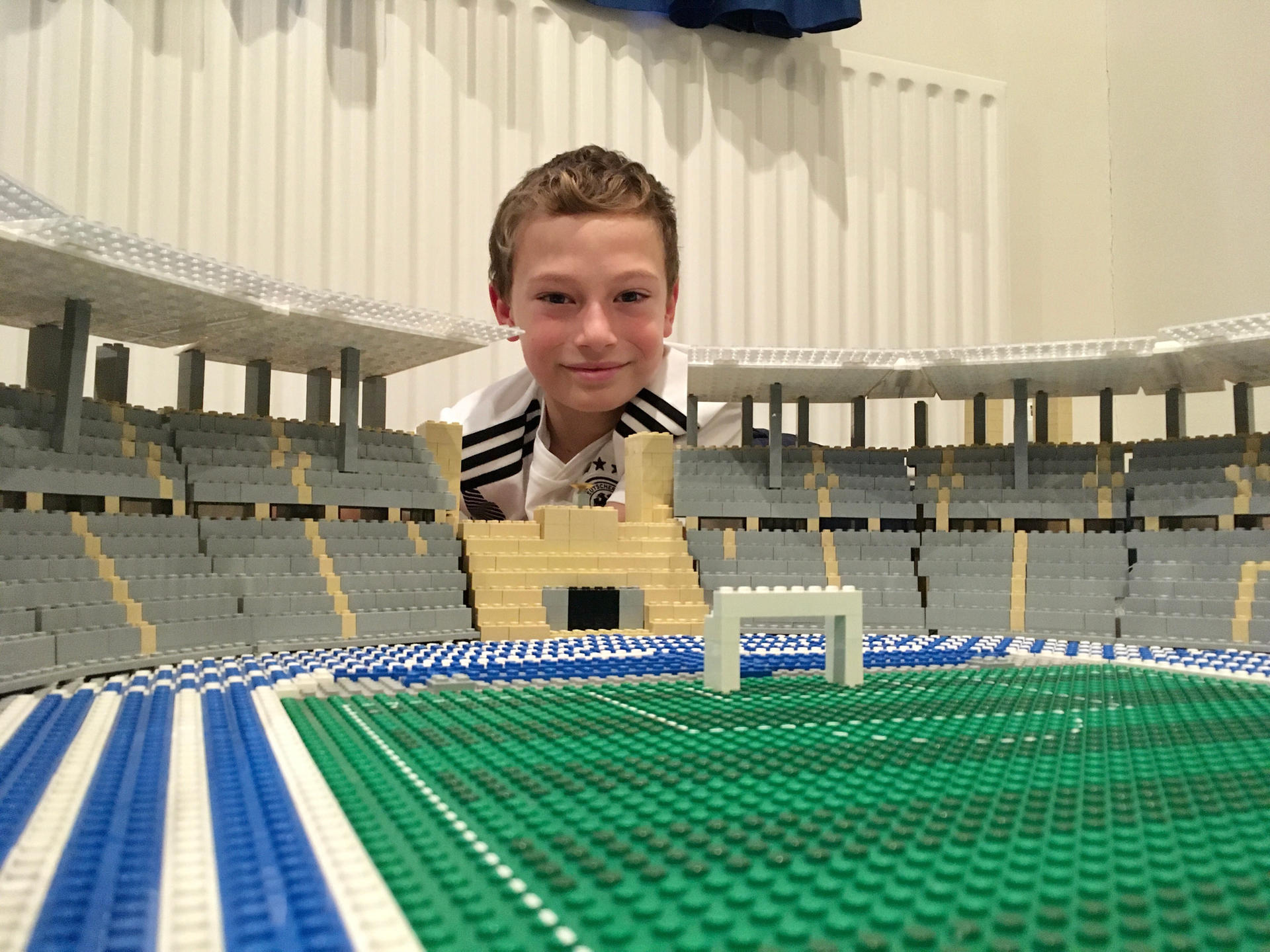 Image - Olympiastadion aus Lego-Steinen: Joe, der Baumeister
