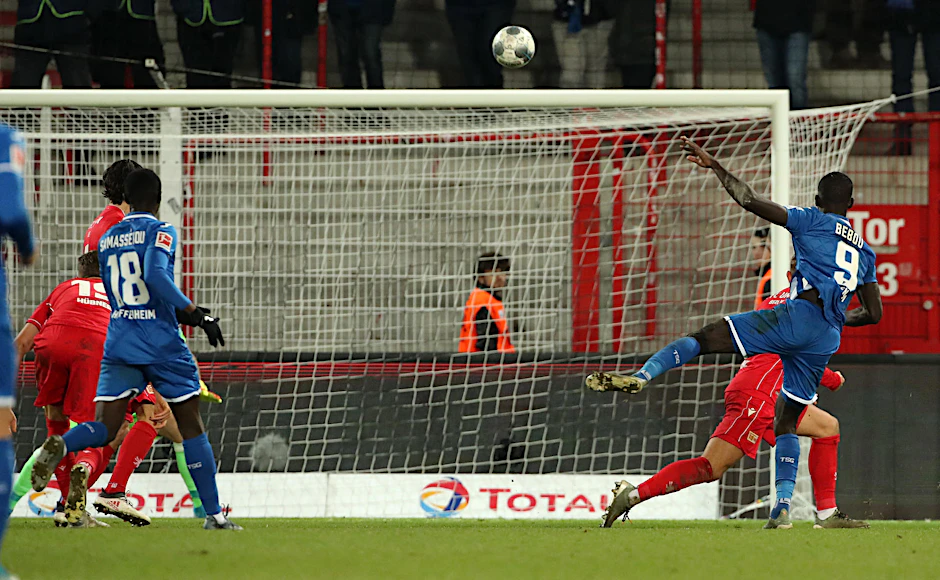 Hoffenheims Ihlas Bebou trifft zum 0:1 gegen Union.