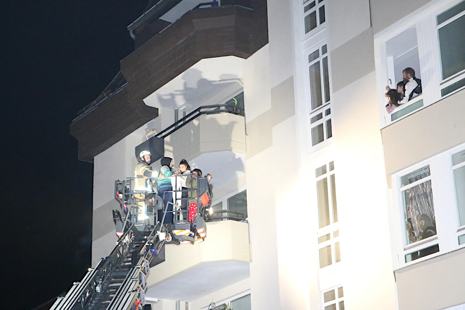 Die Feuerwehr rettete mehrere Kinder aus dem verrauchten Haus mit einer Drehleiter. 