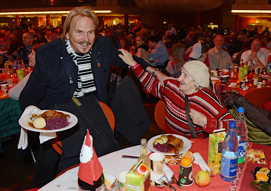 Mit Gänsekeule und Rotkohl: Frank Zander (77) organisiert seit 25 Jahren für Obdachlose ein Weihnachtsfest.