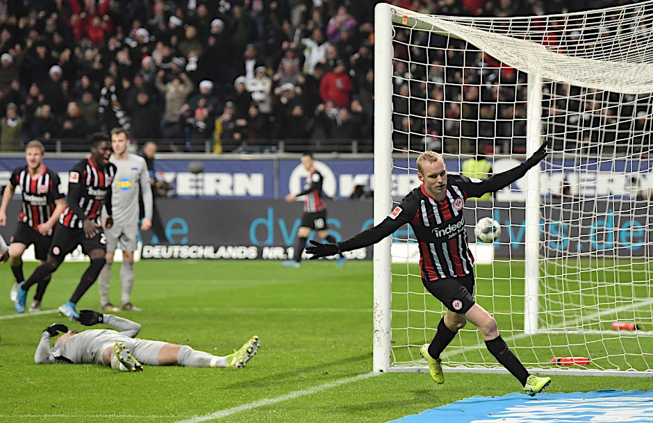 Frust am Schluss! Frankfurts Rode jubelt über sein Tor zum 2:2 und Hertha liegt am Boden.