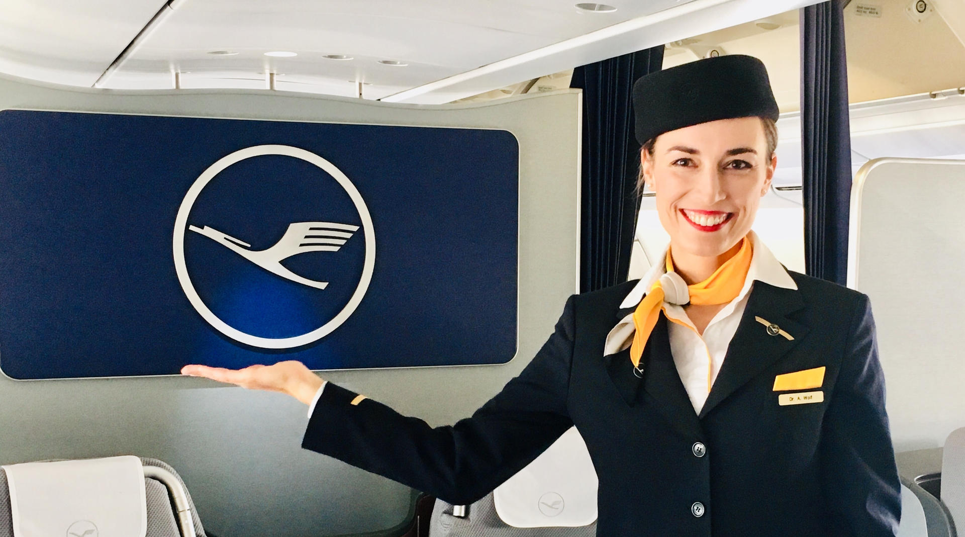 Job in der Luft: Alexandra als Flugbegleiterin in der Lufthansa-Uniform.