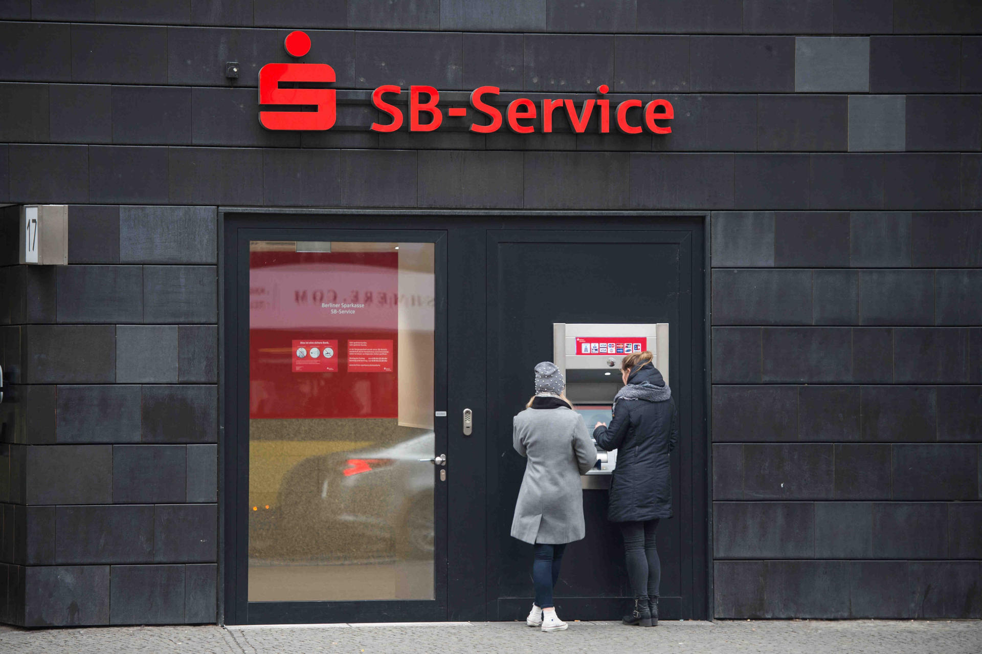 SB-Service statt Schalter: Die Sparkasse hat aber noch 83 Filialen – mehr als jedes andere Geldinstitut in Berlin. 