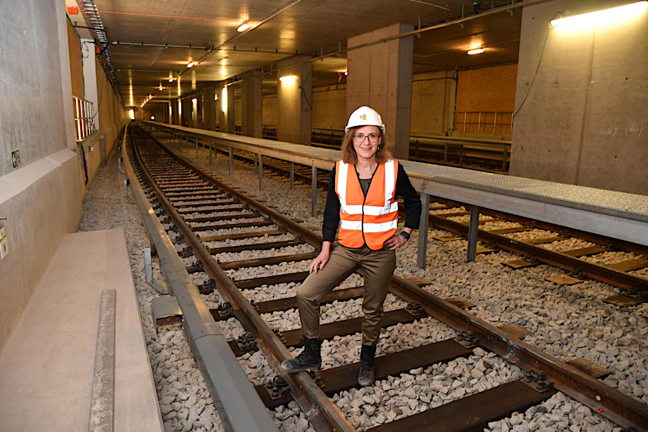 Auf zu neuen Gleisen! Sigrid Nikutta in der U5. Ab 2020 führt die Linie zum Hauptbahnhof weiter.